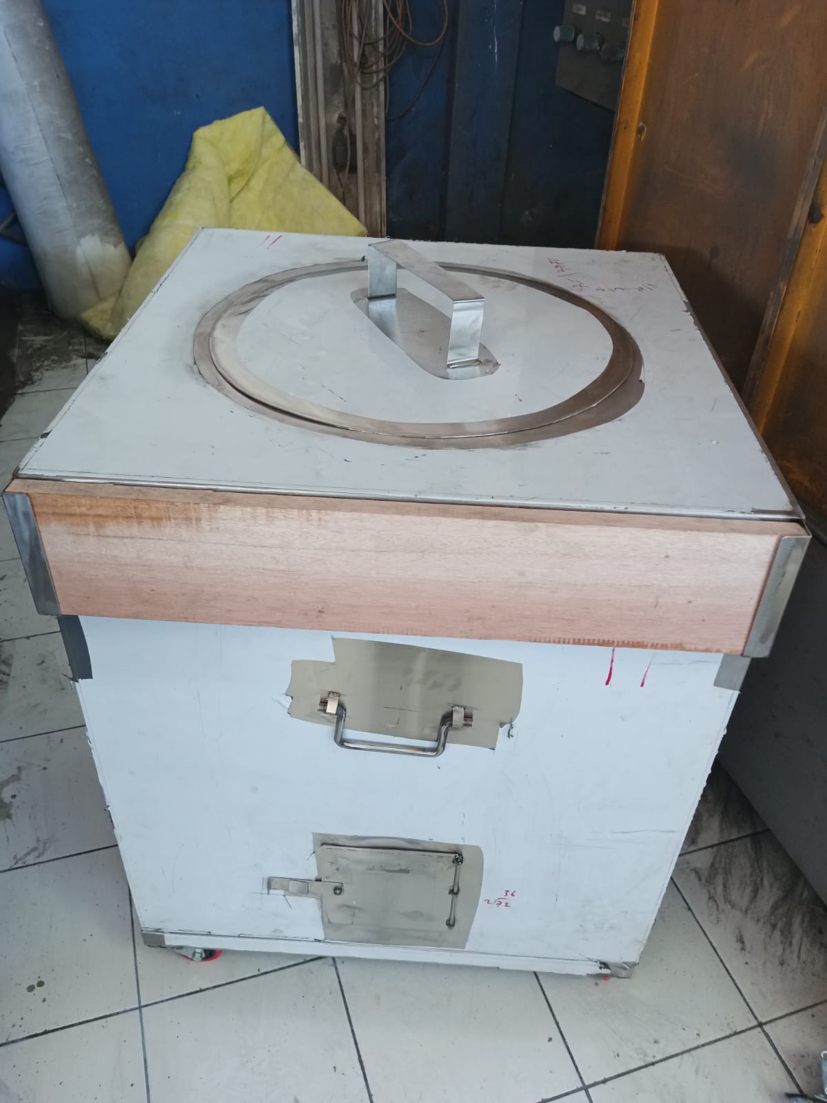 Tandoor Tanah Liat Dengan Cover Persegi